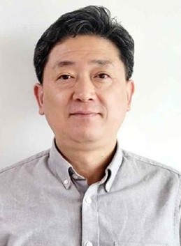 신 성 진 교수(학과장)